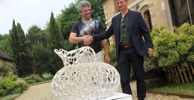 photo  le céramiste mathieu duval, tout sourire à l’issue de sa performance, serre la main du galeriste éric dos santos, admirant son œuvre tout juste sortie du four, dimanche 11 mai 2025, à parcé-sur-sarthe.  &copy;  ouest-france 