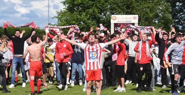 photo comble du bonheur, supporters et joueurs de la madeleine ont fêté leur montée en régional 2 sur la pelouse de la saint-aubin de guérande, leur rival de toujours. © bruno bouvry