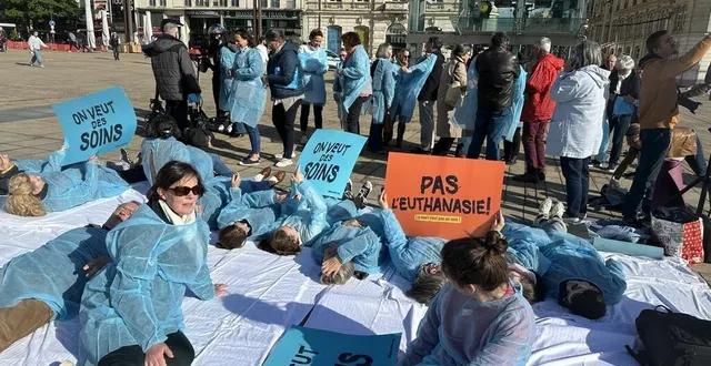 photo  au mans, une cinquantaine de personnes ont tenu à dire non à la proposition de loi relative à la fin de vie qui prévoit de légaliser l’euthanasie et le suicide assisté.  &copy;  ouest-france 