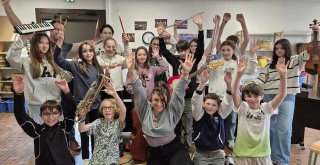 photo  les élèves de l’eea répètent avec dorothée doyer.  &copy;  ouest-france 