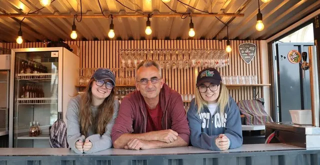 photo  steven pirotais, sa fille gaëlane (à sa gauche) et son amie emy s’occuperont de la guinguette la plaisance durant la saison 2025.  &copy;  ouest-france 