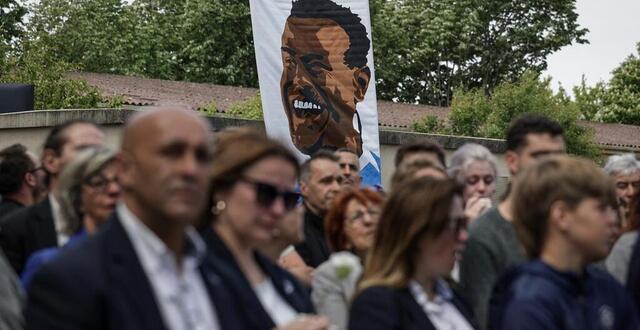 photo malgré le report du match contre clermont, les supporters et joueurs castrais ont rendu hommage à leur coéquipier ce samedi 10 mai. © valentine chapuis / afp
