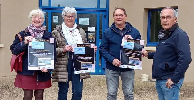 photo  xavier rocton (à droite) accompagné de membres de l’association, présente l’affiche de l’exposition.  &copy;  ouest-france 