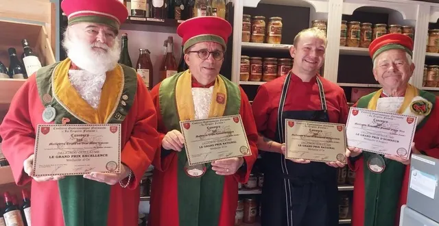 photo  lors de la remise des diplômes, à partir de la gauche : yves jeanne, adjoint au grand argentier de la tripière fertoise ; philippe végée, grand argentier ; guillaume delignou, propriétaire de la maison de la tripe et roger caugant, grand maître honoraire.  &copy;  ouest-france 