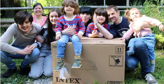 photo  céline et guillaume de rochefort avec leurs enfants et daphné hugot (en arrière-plan), lors de la remise du jacuzzi.  &copy;  ouest-france 