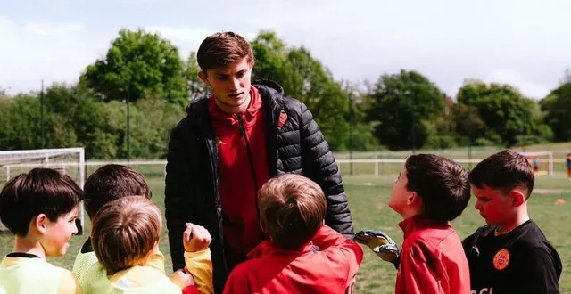 photo  c’est nathan tronchet, le local de l’étape, qui a été le plus sollicité en questions.  &copy;  ouest-france. 