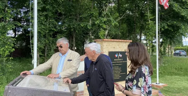 photo  xavier de marnhac a accueilli robert et nicole leroux, descendants d’hervé leroux, mitrailleur américain qui était à bord du b17.  &copy;  ouest-france 