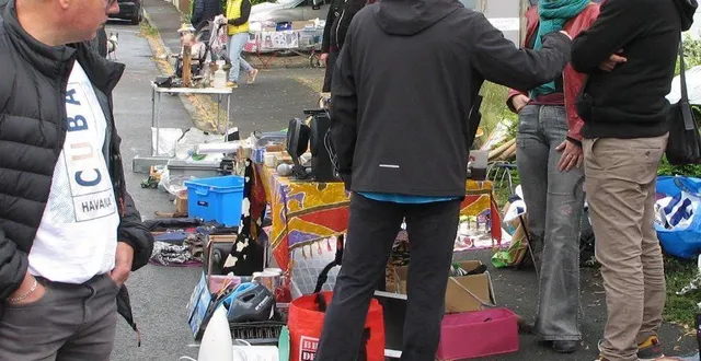 photo  le pont du 8 mai a permis à beaucoup d’habitants de venir chiner.  &copy;  le maine libre 