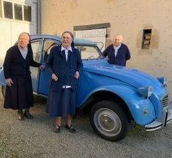 photo  les sœurs posent devant la deux cv.  &copy;  le maine libre 