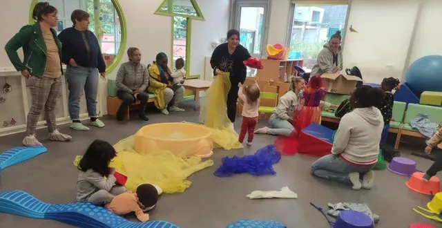 photo  les enfants apprécient le dispositif mis en place par les animatrices à l’accueil petite enfance.  &copy;  le maine libre 