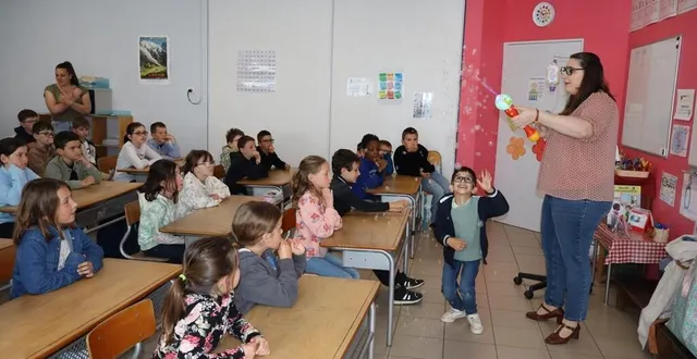 photo  justine présente aux élèves de cm1 et cm2 les baguettes à bulles qui vont permettre aux enfants hospitalisés d’oublier un instant leur souffrance.  &copy;  le maine libre 