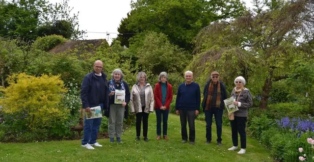 photo  lors d’une première rencontre des organisateurs au jardin de charme d’alain et marie vallet.  &copy;  le maine libre 