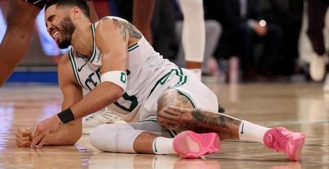 photo jayson tatum des boston celtics s’est blessé contre les new york knicks pendant le quatrième quart-temps lors du quatrième match des playoffs de la conférence est au madison square garden, le 12 mai, à new york city. © getty images via afp