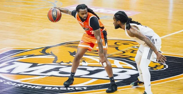 photo  immédiatement très adroit de loin, tray buchanan a mis sur les bons rails offensifs le msb face à villeurbanne.  &copy;  dominique breugnot. 