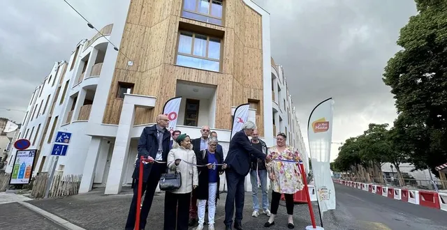 photo  stéphane le foll, maire du mans, a coupé le ruban de l’inauguration des travaux de rénovation et d’isolation thermique de la résidence filles-dieu, lundi 12 mai 2025.  &copy;  ouest-france 