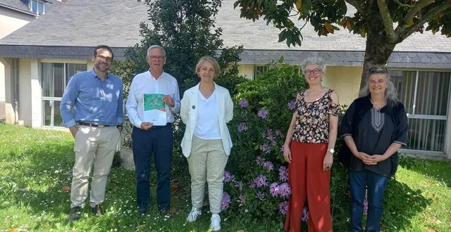 photo  mickaël crémont, directeur du village pierre-rabhi ; dominique bréjeon, maire ; isabelle raimbault, première adjointe ; aline villière, chargée de mission citoyenneté ; et céline baudet, herbaliste, invitent les bartholoméens aux ateliers et animations de la fête de la nature.  &copy;  ouest-france 