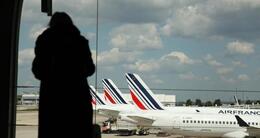 Info insolite  dans un hall d’embarquement de l'aéroport paris - charles-de-gaulle. 