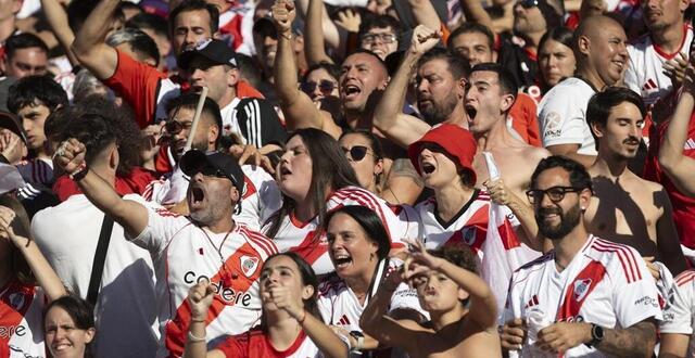photo les fans de river plate pendant un match contre les boca juniors à l’estadio mas monumental antonio vespucio liberti à buenos aires, argentine, le 27 avril 2025. © matias baglietto / afp