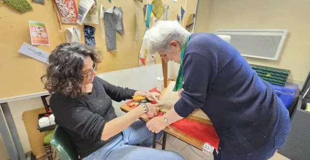 photo  morgane gérard, à gauche, n’hésite pas à mettre la main à la pâte pour aider son élève françoise.  &copy;  ouest-france 