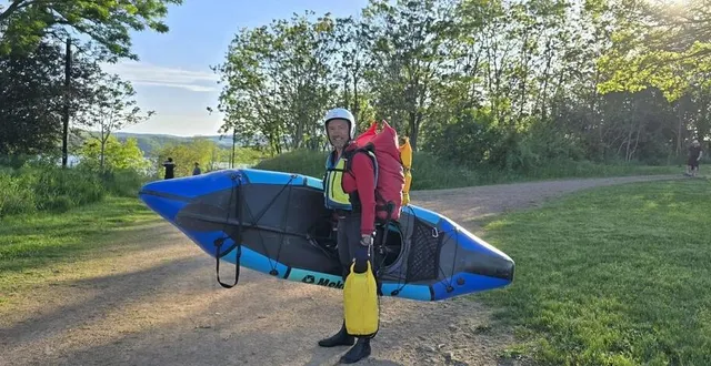photo  dirigeant du groupe technologique zekat, basé à beaucouzé, pascal denoël a descendu la loire en kayak.  &copy;  zekat 