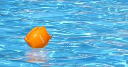 Info insolite  sur le poids des mètres cubes d’eau de la piscine, une partie du toit de l’école s’est effondrée. 
