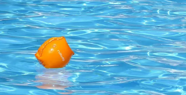 photo  sur le poids des mètres cubes d’eau de la piscine, une partie du toit de l’école s’est effondrée.  &copy;  pixabay 