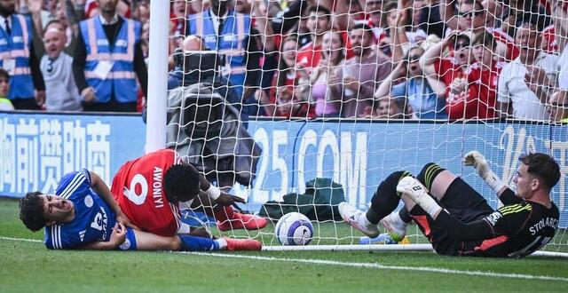 photo taiwo awoniyi (en rouge) a subi un violent choc contre le poteau lors du match face à leicester. © justin tallis / afp