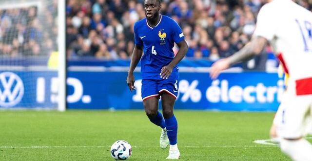 photo dayot upamecano sous le maillot bleu lors du quart de finale retour de ligue des nations contre la croatie. © nathan barange / dppi via afp