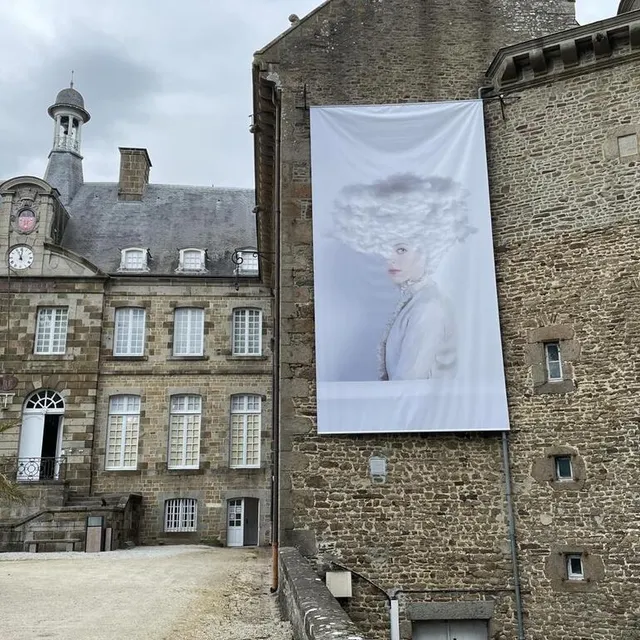 photo une grande bâche représentant l’œuvre de julie lagier a été dressée sur la façade.  ©  ouest-france