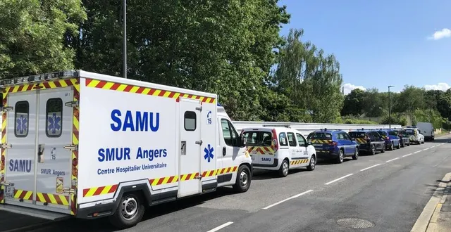 photo  de nombreux véhicules de secours étaient stationnés rue des claveries à saint-barthélemy-d’anjou, mardi matin.  &copy;  co 