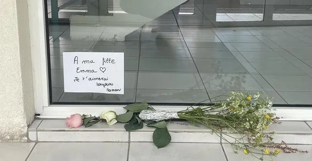 photo  des fleurs ont été déposées au niveau de l’immeuble au 24, rue georges-brassens, à mûrs-érigné, où le drame a eu lieu.  &copy;  ouest-france 