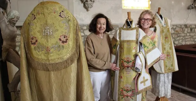 photo  véronique robert et anouchka ancona proposent une exposition exceptionnelle de ces vêtements sacerdotaux dont certains datent du xviiie siècle.  &copy;  ouest-france 