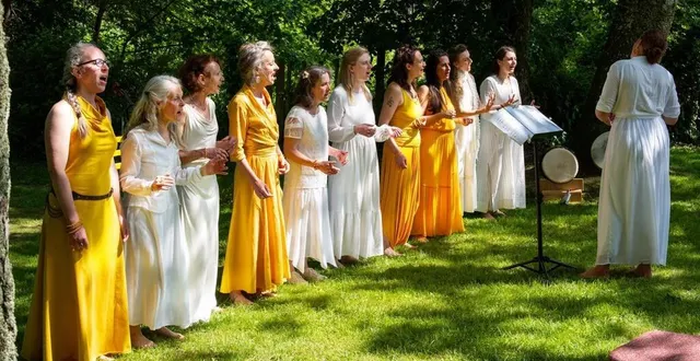 photo  cécile perreto, cheffe de chœur, dirige le chœur ubuntu créé il y a trois ans.  &copy;  cécile perreto 