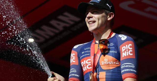 photo casper van uden, sur le podium de la 4e étape à lecce, devient l’un des principaux challengers du maillot cyclamen, mads pedersen. © luca bettini / afp