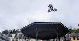 Info insolite  sylvan masson, pilote de motocross freestyle, a réalisé plusieurs sauts par-dessus le kiosque de morlaix (finistère) jeudi 24 avril 2025. 