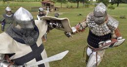 Info insolite  les tenues des pratiquants de béhourd sont des copies rigoureusement fidèles à celles de l’époque, à la seule différence que les armes sont émoussées et arrondies. 