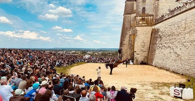 photo  à la rencontre du cadre noir de saumur, dans la cour du château.  &copy;  ot saumur val de loire 