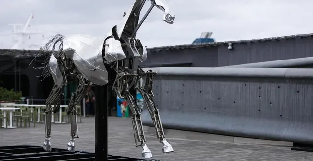 photo  zeus, le cheval mécanique de la cérémonie d’ouverture de paris 2024, fait partie des célébrations du 1er anniversaire.  &copy;  julie gazzoti / hans lucas via afp 
