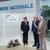 photo  philippe chopin, le commandant laurent le gentil et yves colliot, en présence du fils de joseph poirier, ont dévoilé la plaque de la nouvelle brigade qui porte désormais le nom de joseph poirier, ancien gendarme de la 10e légion bis de gendarmerie d’oran, mort pour la france en 1962. 