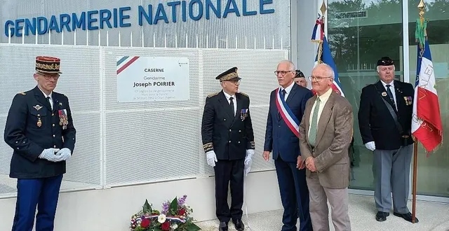 photo  philippe chopin, le commandant laurent le gentil et yves colliot, en présence du fils de joseph poirier, ont dévoilé la plaque de la nouvelle brigade qui porte désormais le nom de joseph poirier, ancien gendarme de la 10e légion bis de gendarmerie d’oran, mort pour la france en 1962.  &copy;  ouest-france 