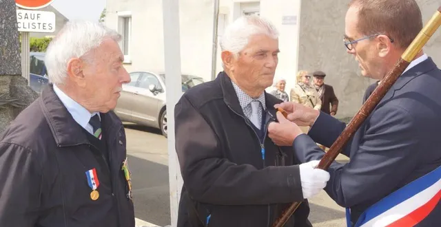 photo  lors de la cérémonie du 80e anniversaire de la victoire des alliés, jeudi dernier, au monument aux morts, le maire, david chollet, a remis la médaille d’honneur de porte-drapeau à michel pottier, pour ses 20 ans de loyaux services. pour l’occasion des membres du conseil municipal enfant étaient présents ainsi que l’harmonie municipale.  &copy;  ouest-france 