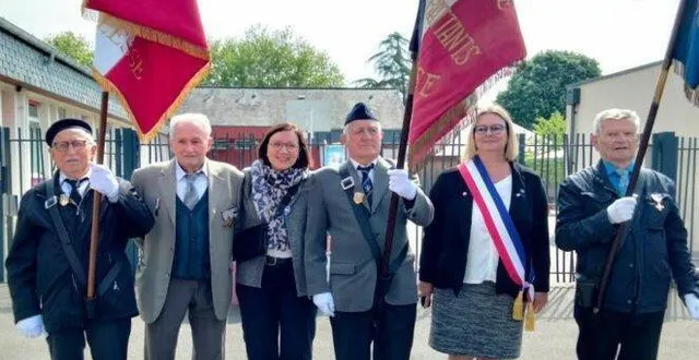 photo  les porte-drapeaux jean-claude legay (au centre) et gérard letourneau (à gauche) ont été décorés lors de la cérémonie du 8-mai.  &copy;  ouest-france 