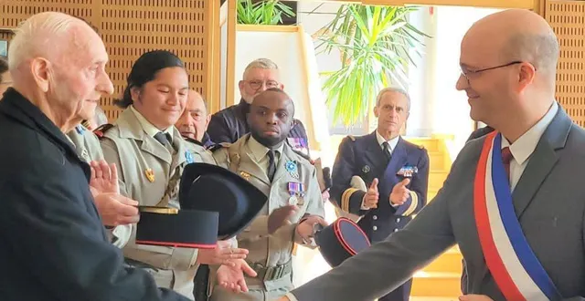 photo  franck poquin vient de remettre la médaille du mérite à france caillault en récompense des bons et loyaux services au sein de l’association des anciens combattants.  &copy;  co 