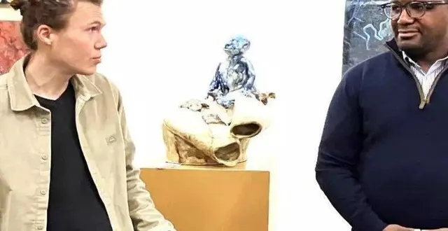 photo  josselin métivier avec olivier louiset, adjoint en charge de la culture.  &copy;  co 