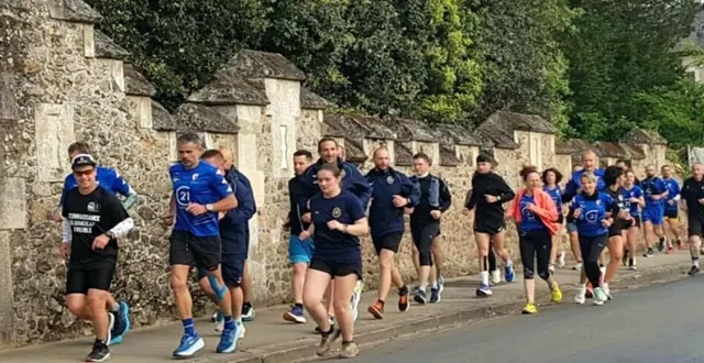 photo  christophe chartier en tête, entouré des autres coureurs, unis dans ce défi solidaire et émouvant pour la reconnaissance des handicaps invisibles.  &copy;  le maine libre 