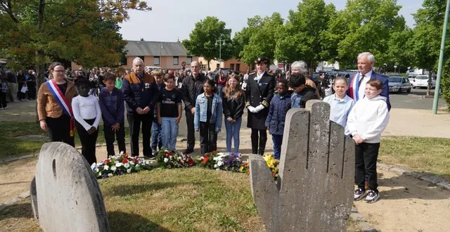 photo  recueillement lors du dépôt des gerbes.  &copy;  ville d’allonnes 
