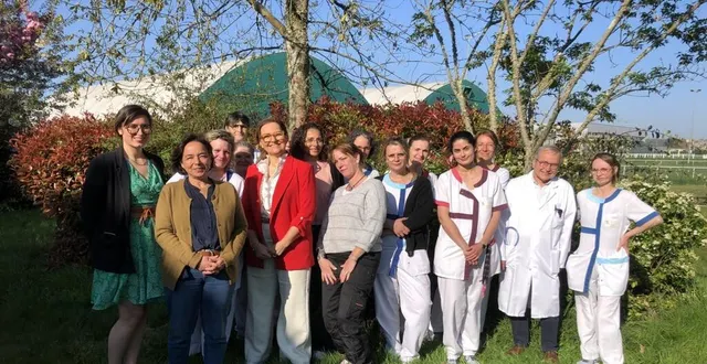 photo  la directrice de l’établissement (en veste rouge), entourée d’une partie de son équipe.  &copy;  le maine libre 
