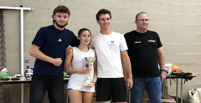photo  de gauche à droite, ethan bereau, solène julienne, antonin julienne les vainqueurs du tournoi, et benoît huguet le président de l’egr volley-ball  &copy;  le maine libre 