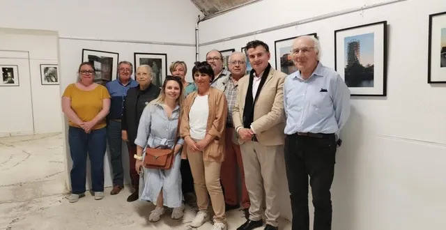 photo  la présentation des artistes amateurs pour l’exposition lumières et ombres au pigeonnier du gasseau.  &copy;  domaine du gasseau 