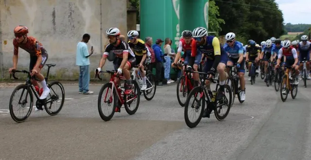 photo  un grand prix cycliste qui a réuni de belles pointures du cyclisme.  &copy;  le maine libre 